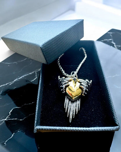 „Amulet Prorážející Srdce – Temná Křídla Lásky“, možnost personalizace s gravírováním jako dárek.