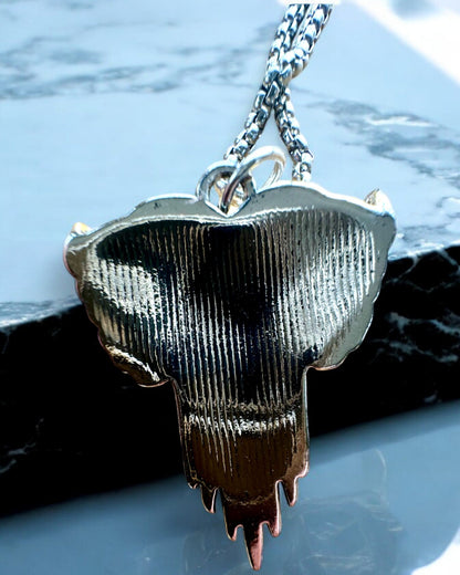 „Amulet Prorážející Srdce – Temná Křídla Lásky“, možnost personalizace s gravírováním jako dárek.