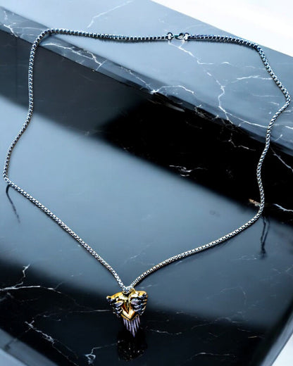 „Amulet Prorážející Srdce – Temná Křídla Lásky“, možnost personalizace s gravírováním jako dárek.