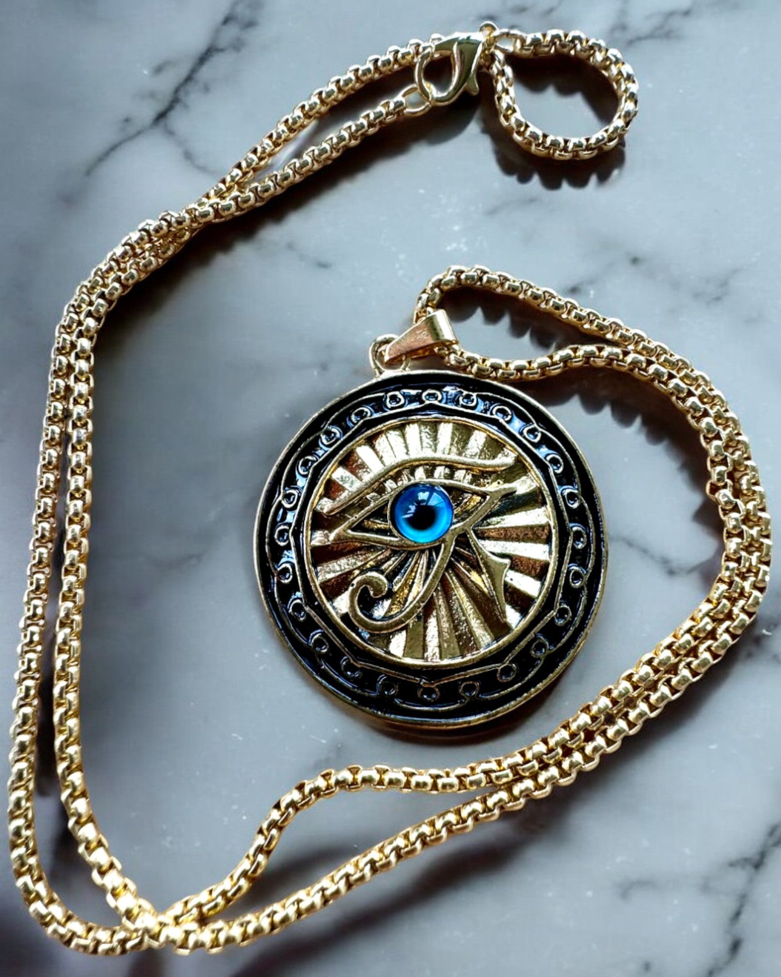 Amulet "Oko Horusa" - Elegance a Ochrana, možnost personalizace gravírováním jako dárek