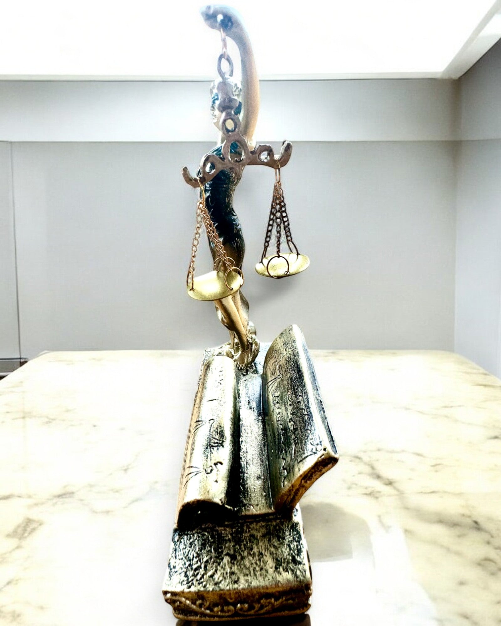 Statuetka "Justicia 2" - Bohyně Spravedlnosti – Umělecká Dekorace na Polici, Řemeslo z Pryskyřice, personalizace gravírováním