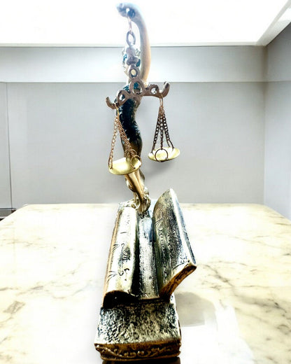 Statuetka "Justicia 2" - Bohyně Spravedlnosti – Umělecká Dekorace na Polici, Řemeslo z Pryskyřice, personalizace gravírováním