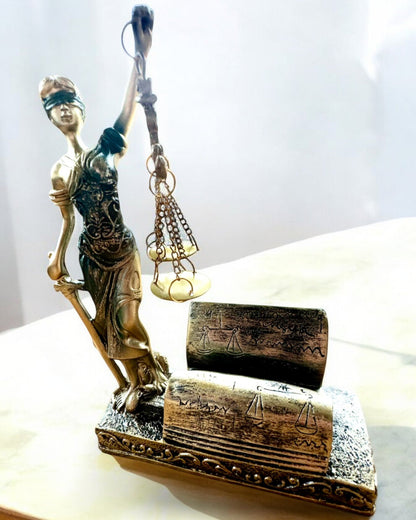 Statuetka "Justicia 2" - Bohyně Spravedlnosti – Umělecká Dekorace na Polici, Řemeslo z Pryskyřice, personalizace gravírováním