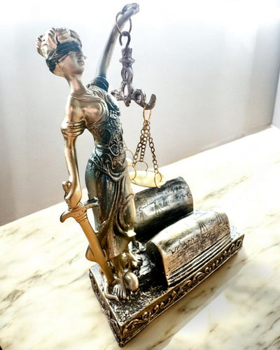 Statueta „Justicia 2” - Zeița Justiției – Decorațiune Artistică pentru Raft, Meșteșug din Rășină, personalizare cu gravură