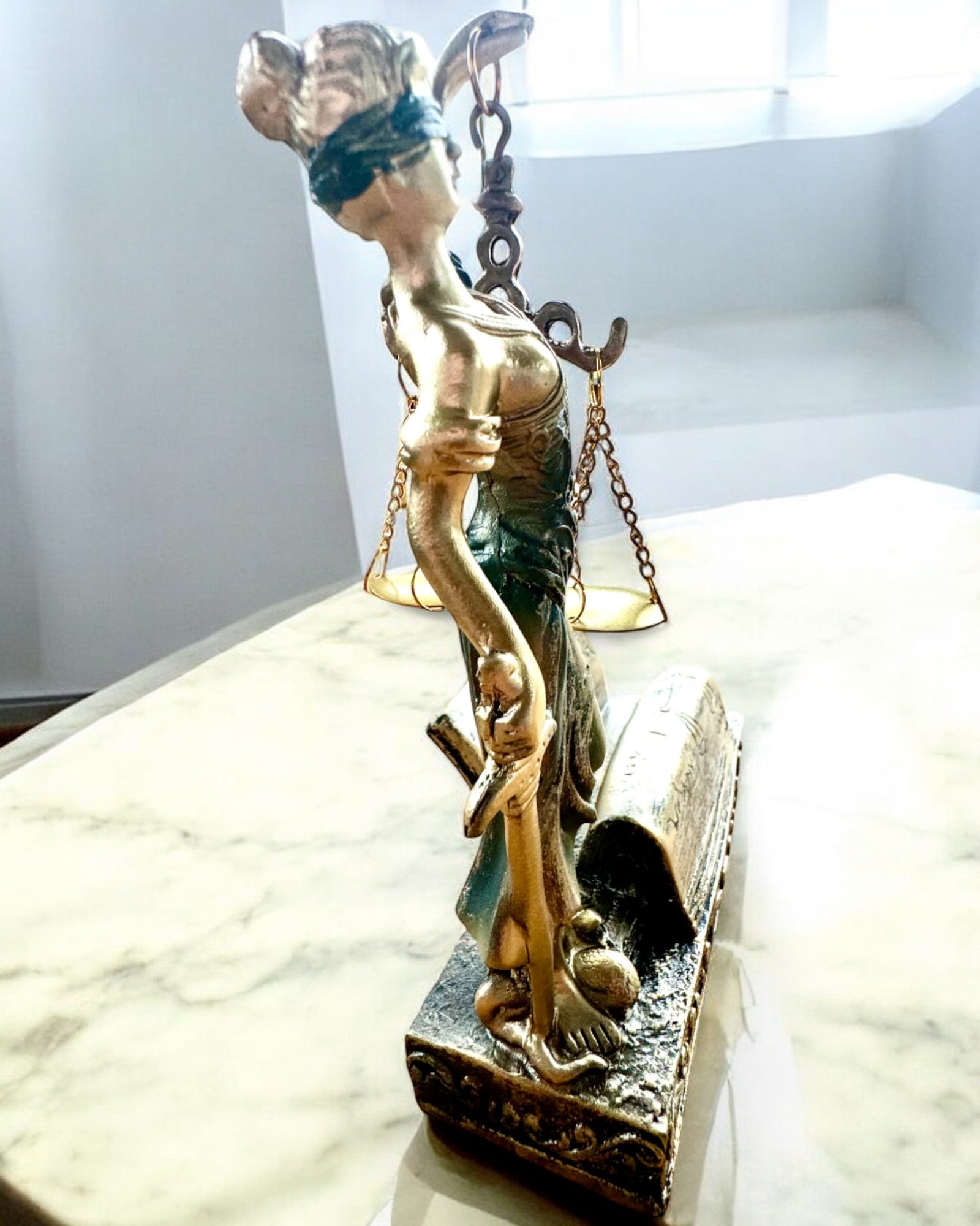 Statuetka "Justicia 2" - Bohyně Spravedlnosti – Umělecká Dekorace na Polici, Řemeslo z Pryskyřice, personalizace gravírováním