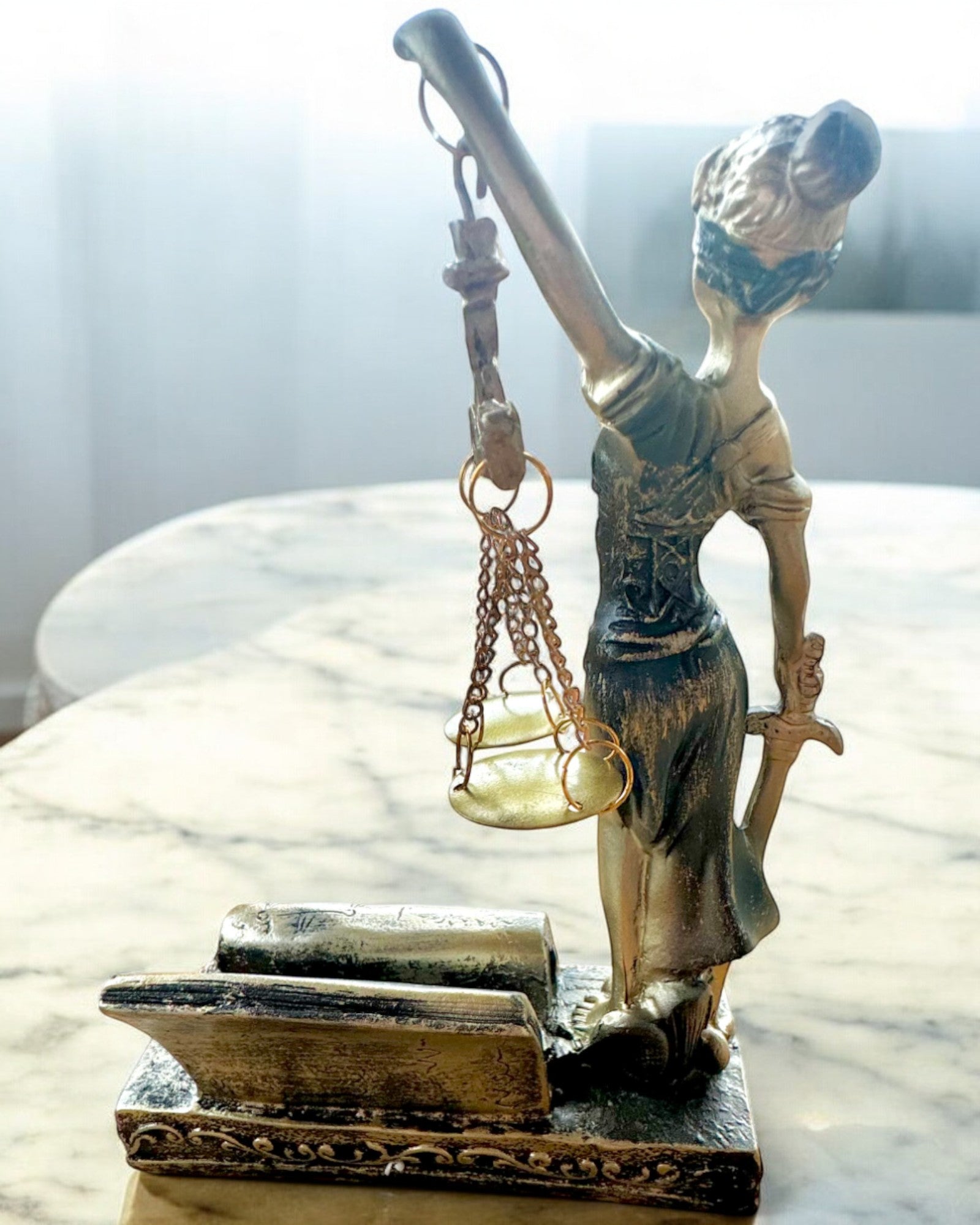 Statuetka "Justicia 2" - Bohyně Spravedlnosti – Umělecká Dekorace na Polici, Řemeslo z Pryskyřice, personalizace gravírováním