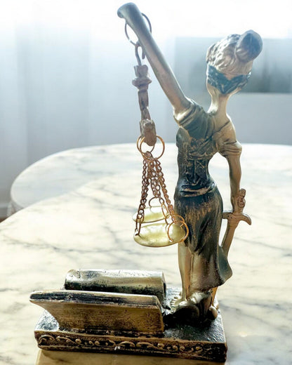 Statuetka "Justicia 2" - Bohyně Spravedlnosti – Umělecká Dekorace na Polici, Řemeslo z Pryskyřice, personalizace gravírováním