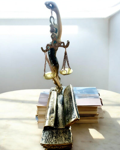 Statueta „Justicia 2” - Zeița Justiției – Decorațiune Artistică pentru Raft, Meșteșug din Rășină, personalizare cu gravură