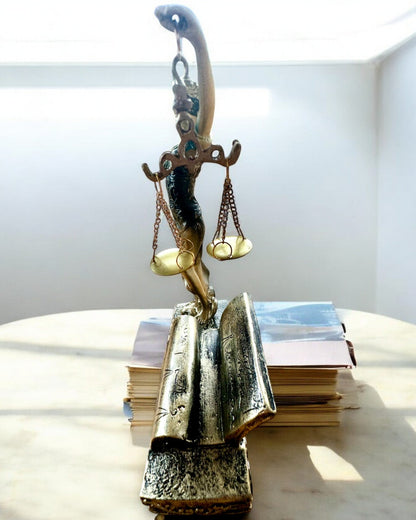 Statuetka "Justicia 2" - Bohyně Spravedlnosti – Umělecká Dekorace na Polici, Řemeslo z Pryskyřice, personalizace gravírováním