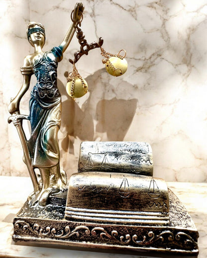 Statuetka "Justicia 2" - Bohyně Spravedlnosti – Umělecká Dekorace na Polici, Řemeslo z Pryskyřice, personalizace gravírováním