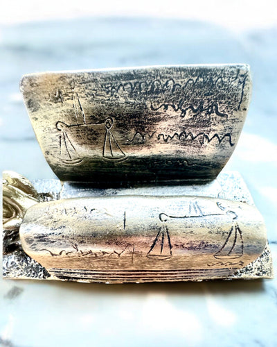 Statueta „Justicia 2” - Zeița Justiției – Decorațiune Artistică pentru Raft, Meșteșug din Rășină, personalizare cu gravură