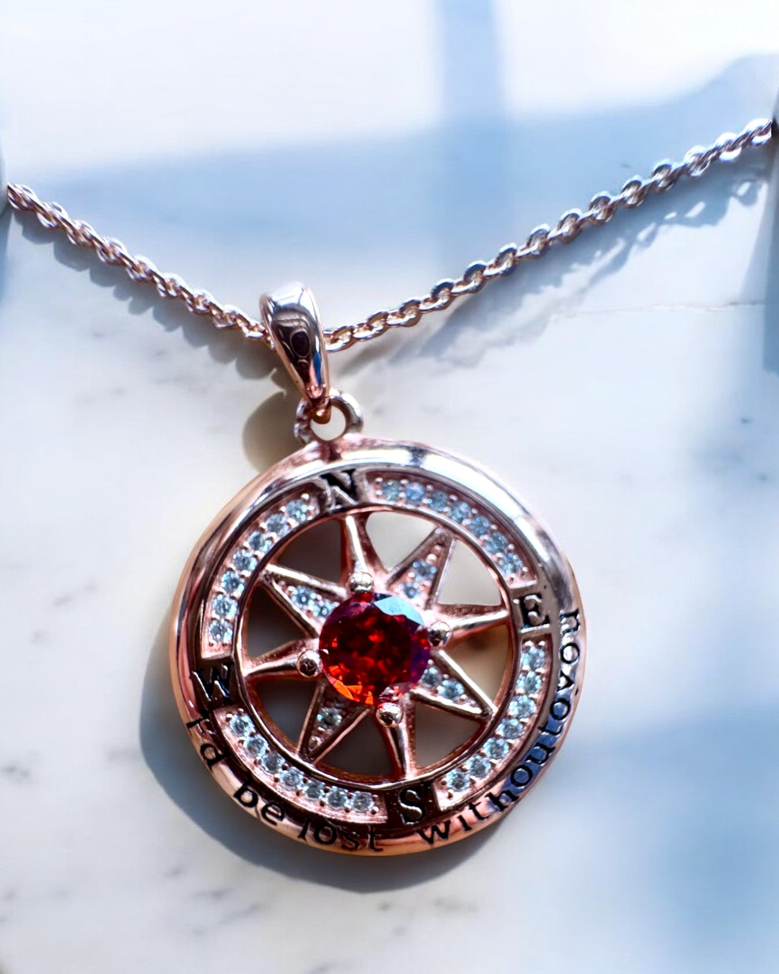 Náhrdelník "Kompas lásky" se zirkonem, možnost personalizace gravírováním