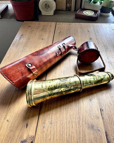 Lunetă Regală „Voyager 1818” – Exclusivă, din alamă, 83 cm, lucrată manual, cu husă din piele naturală – Ediție de colecție, personalizabilă cu gravură pentru cadou