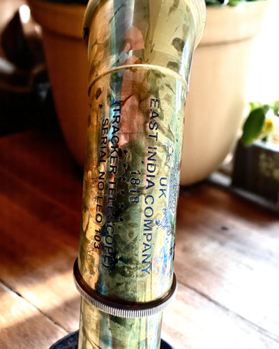 Lunetă Regală „Voyager 1818” – Exclusivă, din alamă, 83 cm, lucrată manual, cu husă din piele naturală – Ediție de colecție, personalizabilă cu gravură pentru cadou