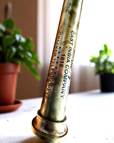 Lunetă Regală „Voyager 1818” – Exclusivă, din alamă, 83 cm, lucrată manual, cu husă din piele naturală – Ediție de colecție, personalizabilă cu gravură pentru cadou