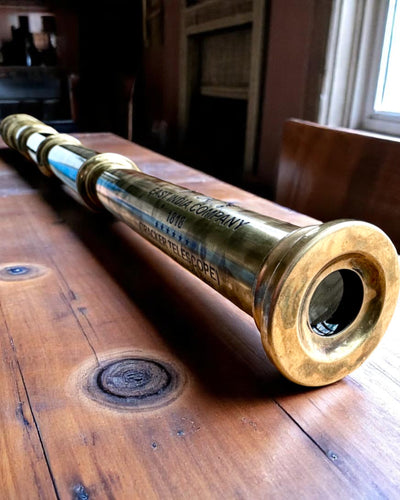 Lunetă Regală „Voyager 1818” – Exclusivă, din alamă, 83 cm, lucrată manual, cu husă din piele naturală – Ediție de colecție, personalizabilă cu gravură pentru cadou