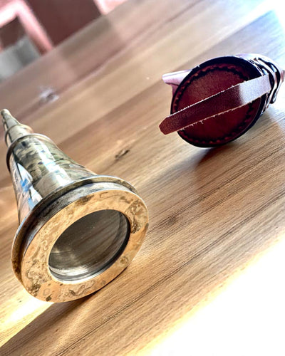 Lunetă Regală „Voyager 1818” – Exclusivă, din alamă, 83 cm, lucrată manual, cu husă din piele naturală – Ediție de colecție, personalizabilă cu gravură pentru cadou