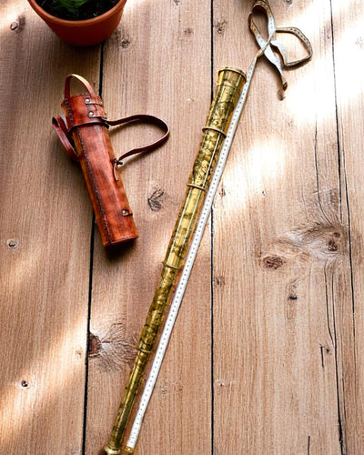 Lunetă Regală „Voyager 1818” – Exclusivă, din alamă, 83 cm, lucrată manual, cu husă din piele naturală – Ediție de colecție, personalizabilă cu gravură pentru cadou