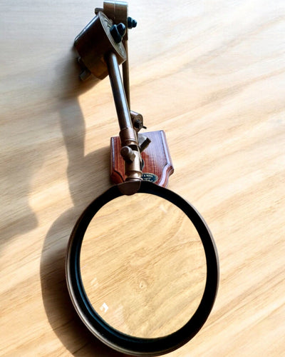 Řemeslná lupa "Royal Magnifier" s podstavcem a nastavitelným držákem - možnost personalizace gravírováním jako dárek