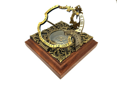 Ceas solar Habsburg H30 din alamă, cu posibilitate de personalizare prin gravură, ideal pentru cadou, în stil augsburghez elegant, înălțime 10 cm, pe bază din lemn