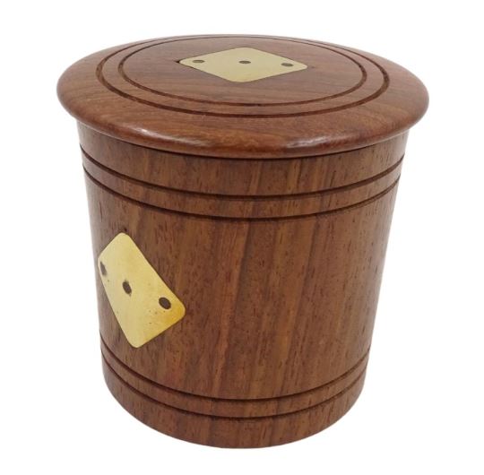 Wooden dice in a barrel with engraving – personalized gift made of acacia, 7 cm tall, 8 cm diameter, for ages 14 and up