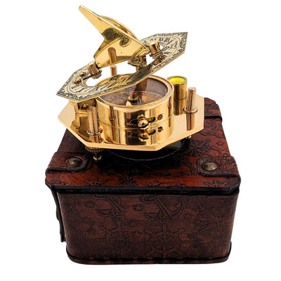 Mosiężny Kompas w Stylowym Skórzanym Pudełku z Możliwością Grawerunku – Retro Vintage Prezent dla Podróżnika, Żeglarza - 8 cm Wysokości, Elegancki Design z Mosiądzu