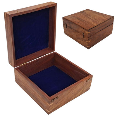 Elegantní dřevěná dárková krabička 20x20x11 cm s tmavě modrou vložkou a možností personalizace gravírováním