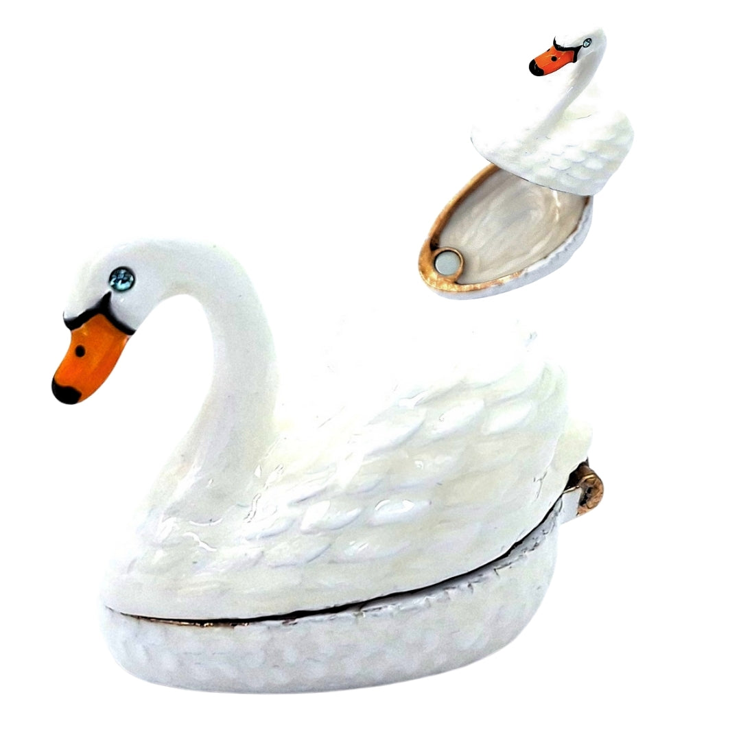 Elegant metal gift box shaped like a swan with customizable engraving, white and gold, perfect for storing jewelry - dimensions 5x3.7x2.7 cm