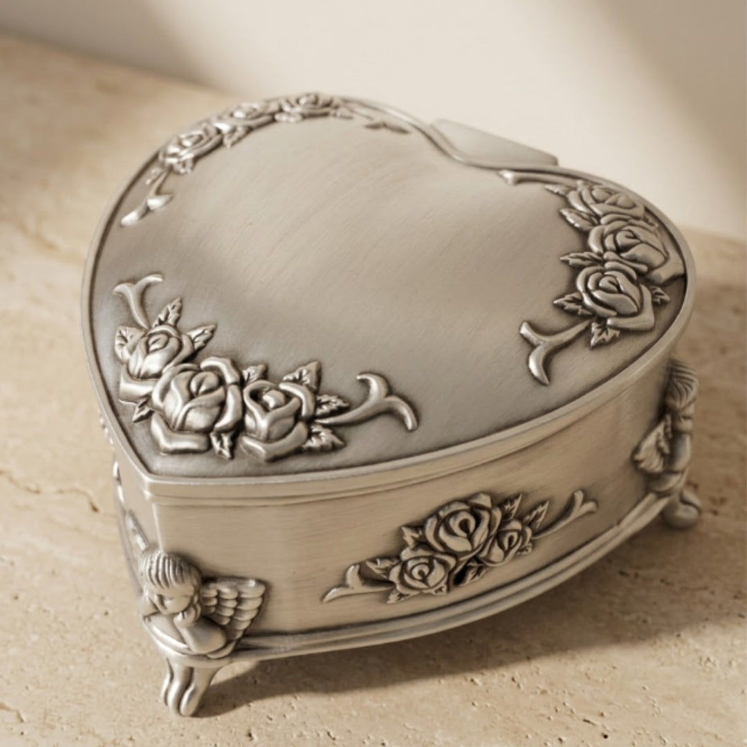 Heart-Shaped Metal Jewelry Box with Personalized Engraving Option – Elegant Gift for Valentine's Day, Anniversary, or Birthday, Decorated with Rose Motif, Dimensions 8.7 x 8.4 x 5.1 cm