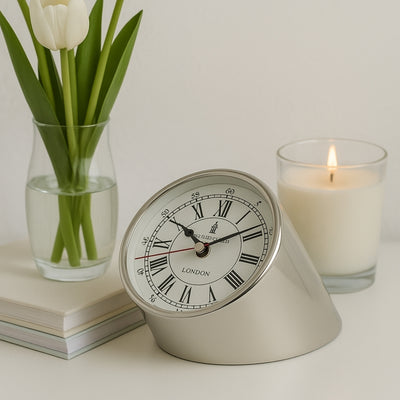 Zegar Metalowy na Biurko CLK-0212 z Grawerem - Personalizowany Prezent w Kolorze Srebrnym, Białym lub Czarnym, Wysokość 19 cm, Nowoczesny Styl z Rzymskimi i Arabskimi Cyframi