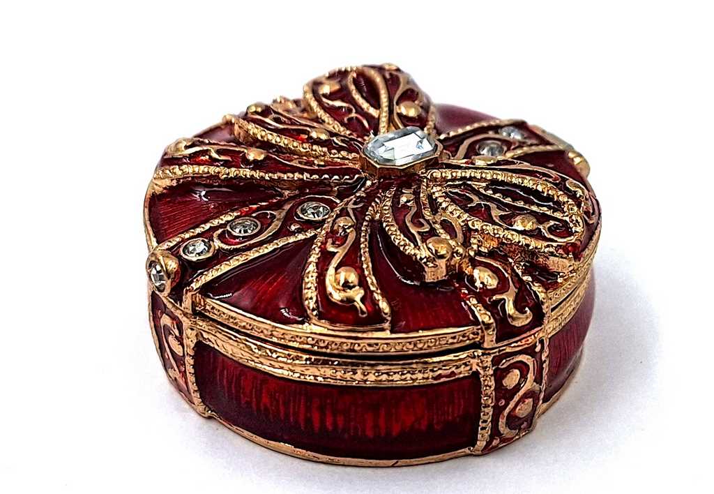 Exclusive metal gift box with crystals B0118-08 in red and gold, customizable engraving, perfect for jewelry and an elegant gift for any woman, dimensions 4x4x1 cm, glamour style