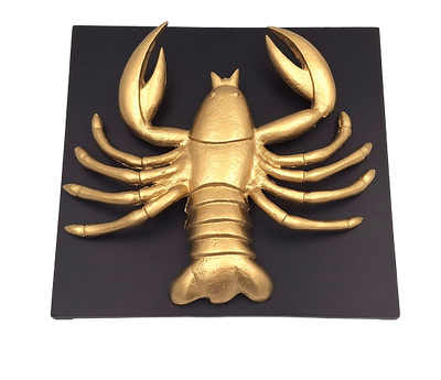 Złota figurka dekoracyjna Raka z aluminium z możliwością personalizacji grawerem - elegancki prezent na każdą okazję, wymiary 29 x 27,5 x 9 cm, czarna drewniana podstawa