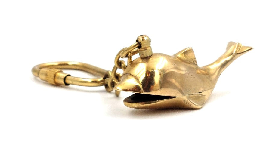 Breloczek mosiężny delfin 70339 z możliwością personalizacji grawerem, idealny na prezent - długość 5 cm, z łańcuszkiem 8 cm