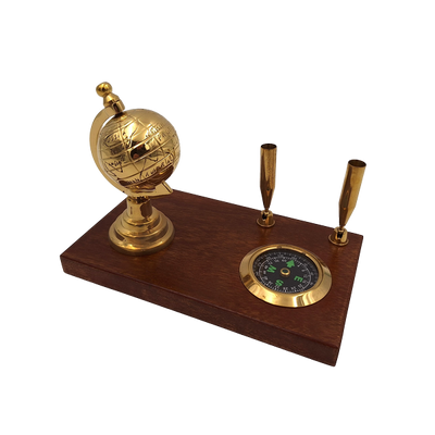 Set decorativ elegant pentru birou cu glob, busolă și suporturi pentru pixuri, în nuanțe de maro și alamă, cu posibilitate de personalizare prin gravură