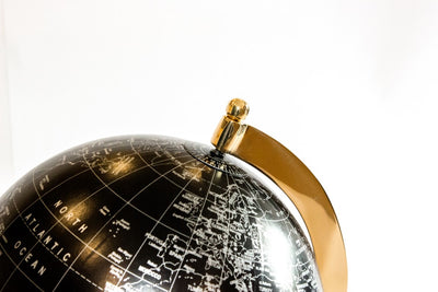 Glob decorativ Black & Gold, cu posibilitate de personalizare a gravurii – accesoriu elegant pentru cadou, înălțime 20 cm, bază din alamă, hartă neagră cu inscripții argintii