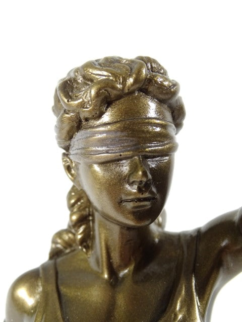 Figurka Temida 35 cm z możliwością personalizacji grawerem - elegancki prezent dla prawnika, sędziego lub radcy prawnego, wykonana z polyresinu w złotym kolorze z antycznym wykończeniem