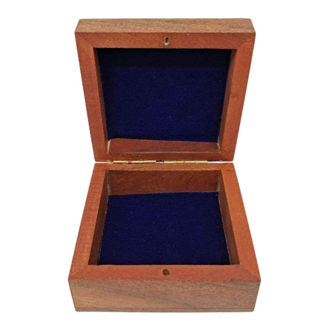 Dřevěná dárková krabička šperkovnice 8x8cm s tmavě modrou vložkou a možností personalizace gravírováním