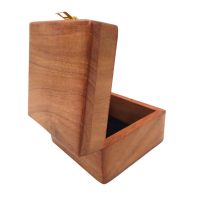 Drewniane pudełko na prezent 6 x 6 x 4 cm z możliwością grawerunku, brązowe, z materiałową wyściółką i mosiężnym zamknięciem