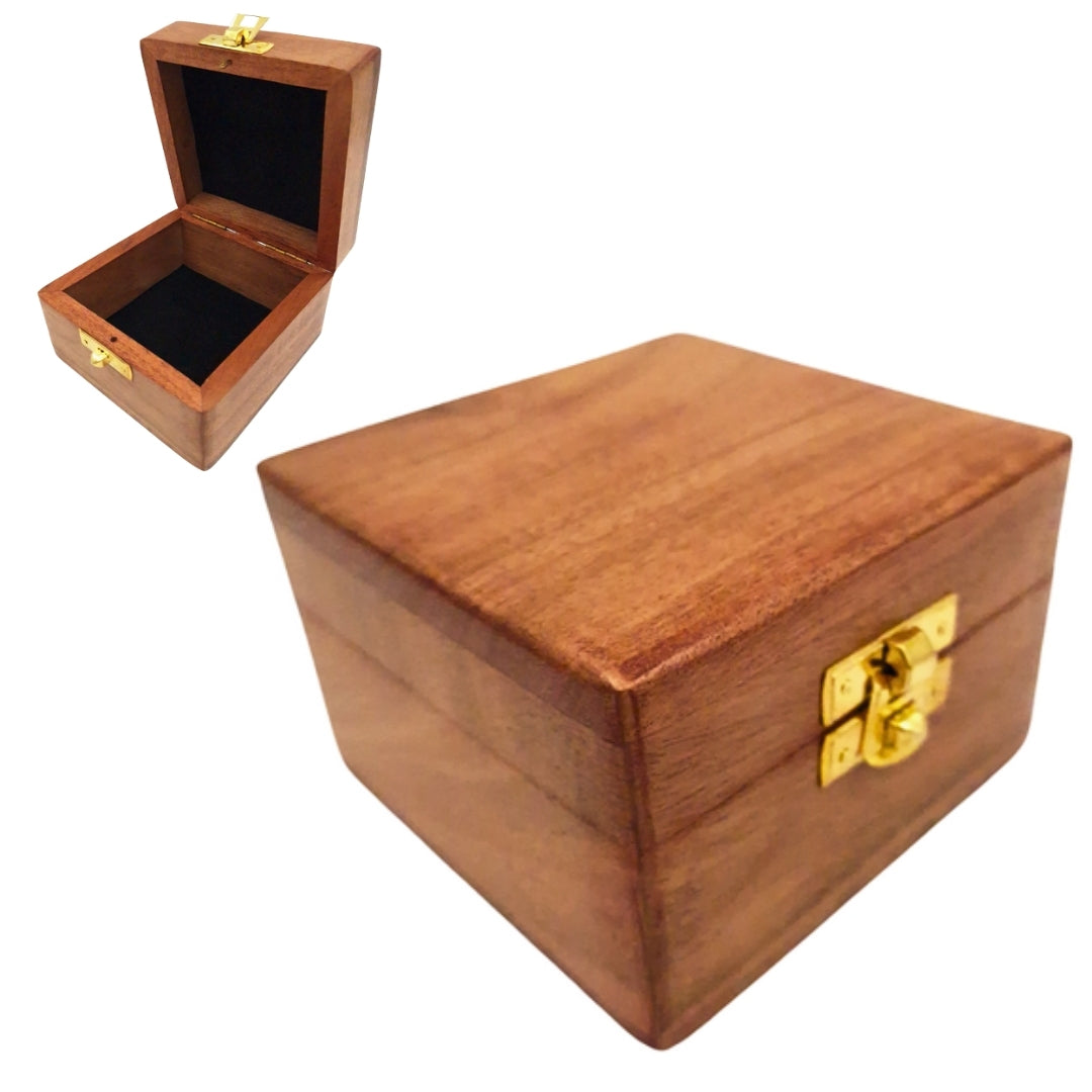 Drewniane pudełko na prezent 6 x 6 x 4 cm z możliwością grawerunku, brązowe, z materiałową wyściółką i mosiężnym zamknięciem