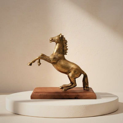 Figurka konia aluminiowa na drewnianej podstawie z możliwością personalizacji grawerem - elegancki prezent w kolorze złotym i brązowym, wysokość 27.5 cm