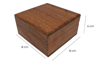 Dřevěná dárková krabička šperkovnice 8x8cm s tmavě modrou vložkou a možností personalizace gravírováním