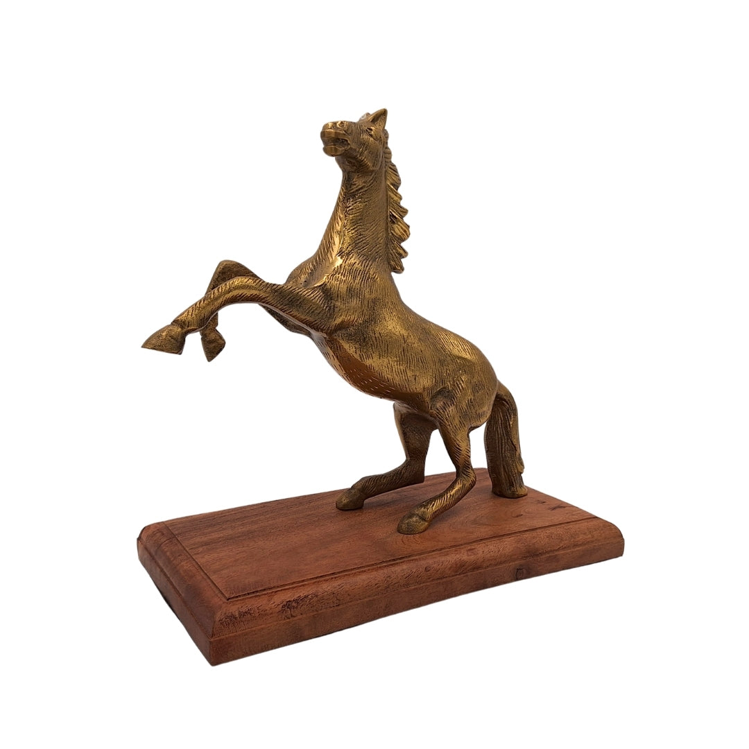 Figurka konia aluminiowa na drewnianej podstawie z możliwością personalizacji grawerem - elegancki prezent w kolorze złotym i brązowym, wysokość 27.5 cm