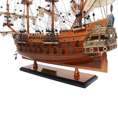 Exkluzivní model plachetnice San Felipe SF45R s rozvinutými plachtami, ručně vyrobený z exotického dřeva, možnost personalizace gravírováním, ideální jako dárek, rozměry 48,3 cm x 17,8 cm x 45,7 cm