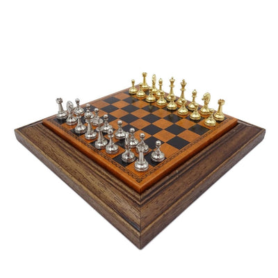 Ekskluzywne metalowe szachy magnetyczne Italfama 18x18 cm z możliwością personalizacji grawerem – elegancki prezent na każdą okazję, brązowo-czarna szachownica z figury złocisto-srebrzyste