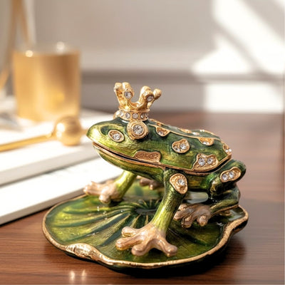 Exclusive metal box shaped like a frog with crystals, dark green and gold, customizable engraving, perfect as a gift, dimensions 6.5x6.7x4.5 cm