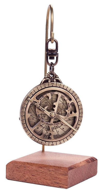 Astrolab miniatural H81 pe bază din lemn, cu posibilitate de personalizare prin gravură - element decorativ elegant, cadou pentru pasionații de astronomie, înălțime 13 cm, diametru 4,5 cm, execuție deosebită cu atenție la detalii