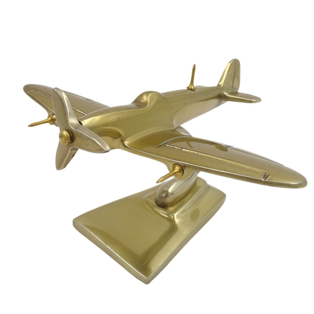 Model letadla Spitfire zlatý WWII stíhač s možností personalizace gravírováním – elegantní dárek pro milovníky letectví, vyrobený z hliníku, rozměry 15 × 13 × 8 cm