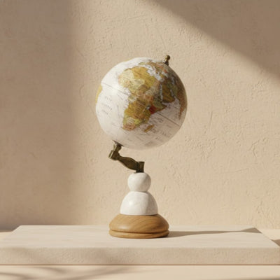 Globus Dekoracyjny Voyager na Marmurowo-Drewnianej Podstawie z Opcją Personalizacji Graweru – Elegancki Prezent dla Miłośników Podróży, Wysokość 32 cm, Średnica 15,5 cm, Biała Mapa z Kolorowymi Kontynentami