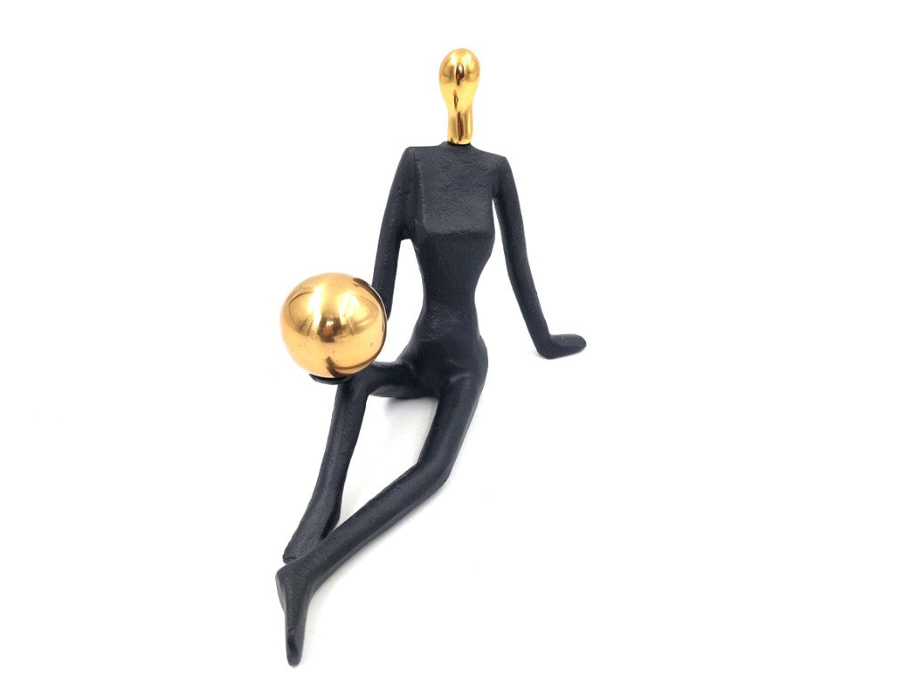 Figurka dekoracyjna Kobieta Gimnastyczka z piłką, personalizowany grawer, wysokość 15cm, czarna i złota, idealny prezent na każdą okazję