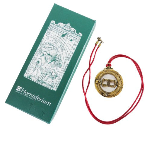 Miniaturowy zegar słoneczny H90 z pierścieniami astronomicznymi, personalizowany grawer, idealny prezent, bordowe zawiesie, wykonanie ze znalu i mosiądzu, średnica 45mm